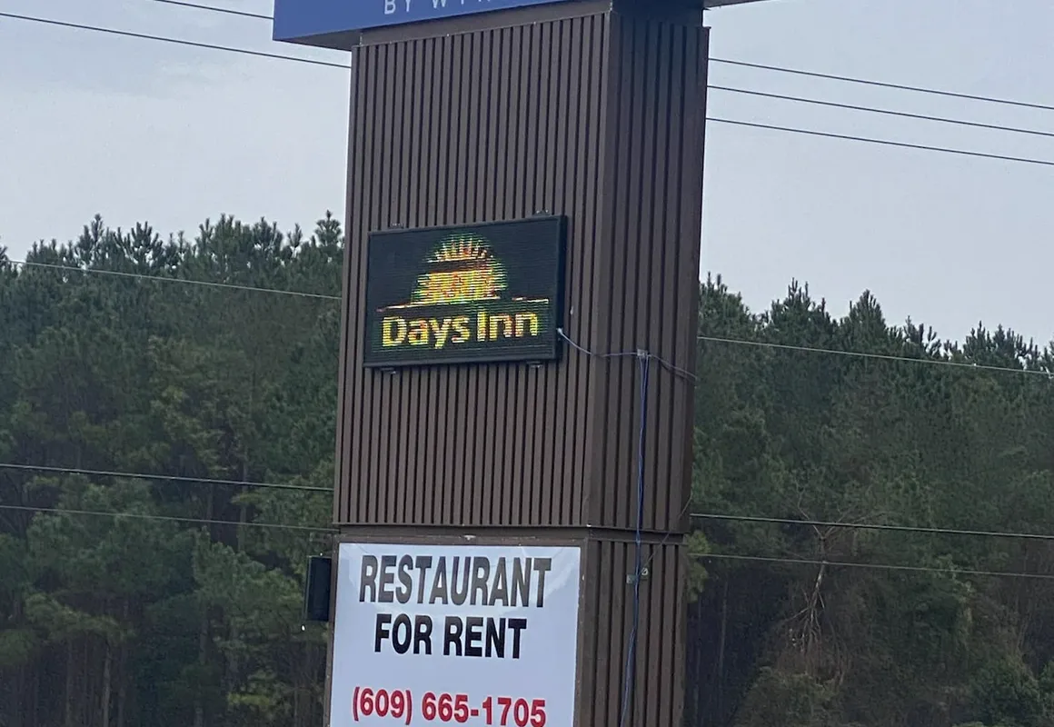 Days Inn by Wyndham Ozark hotel hero