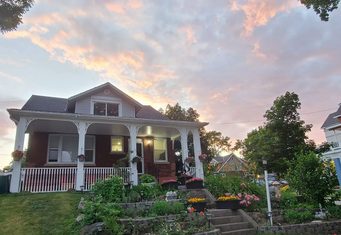 Serene Niagara Inn hotel hero