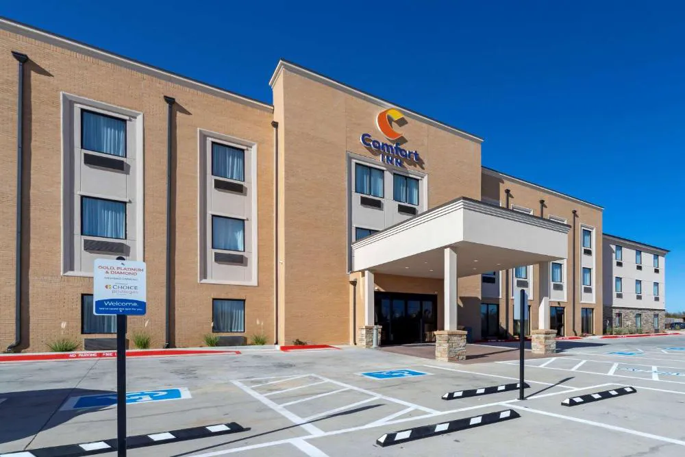 Comfort Inn & Suites Harrah hotel hero