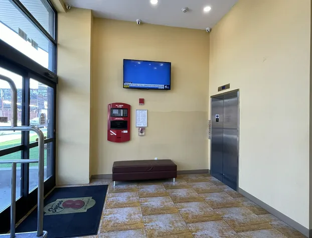 Super 8 by Wyndham Brooklyn Williamsburg hotel detail image 3