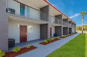 Red Roof Inn & Suites Wildwood FL TERMINATED hotel hero