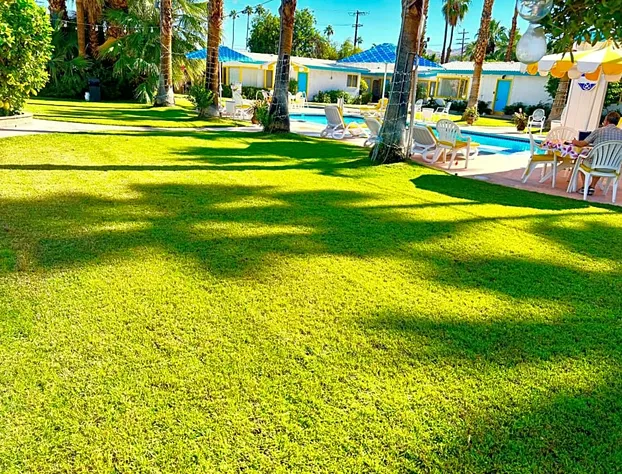 A PLACE IN THE SUN Garden Hotel - Big Units with Privacy Gardens & Heated Pool & Spa in 1 Acre Park Prime Location, PET Friendly hotel detail image 1