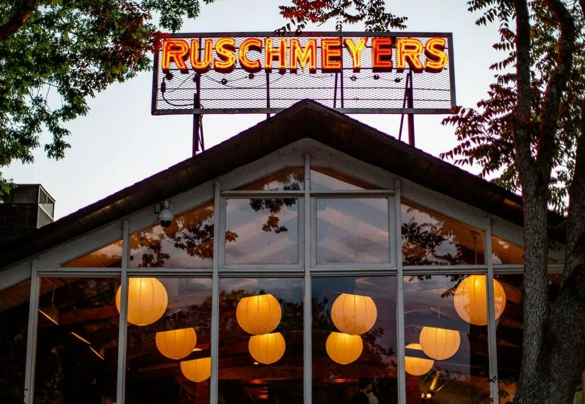 Ruschmeyers #3 - Queen hotel hero