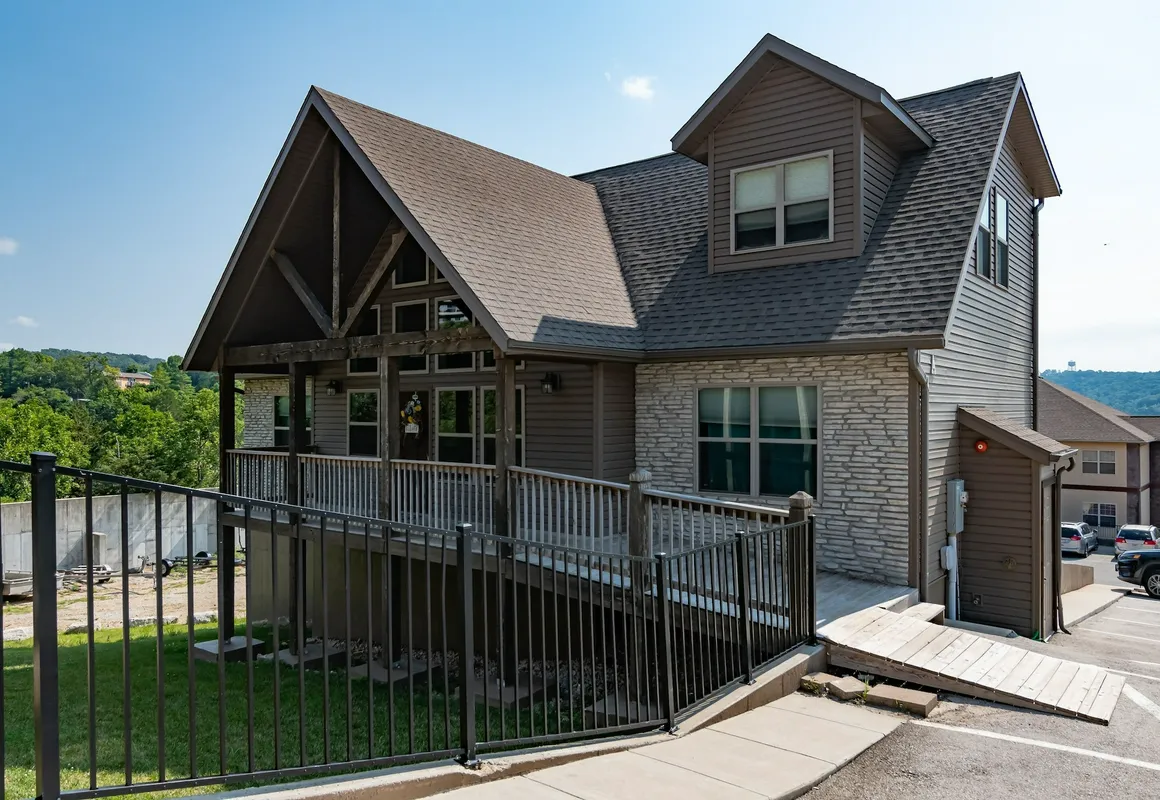 Rockwood Lake Lodge 7 Bedroom Home by RedAwning hotel hero