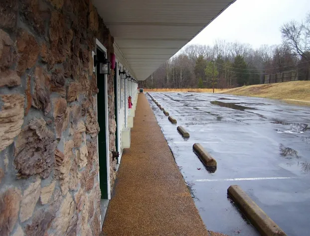 Colonial Inn hotel detail image 3