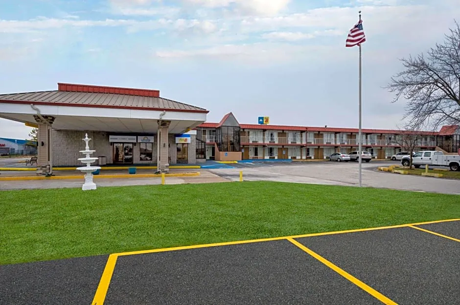 Days Inn by Wyndham Perrysburg/Toledo hotel hero