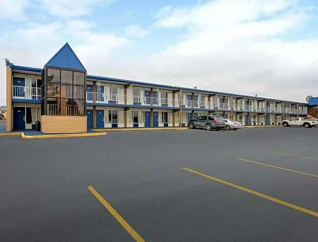 Days Inn by Wyndham Perrysburg/Toledo hotel detail image 1