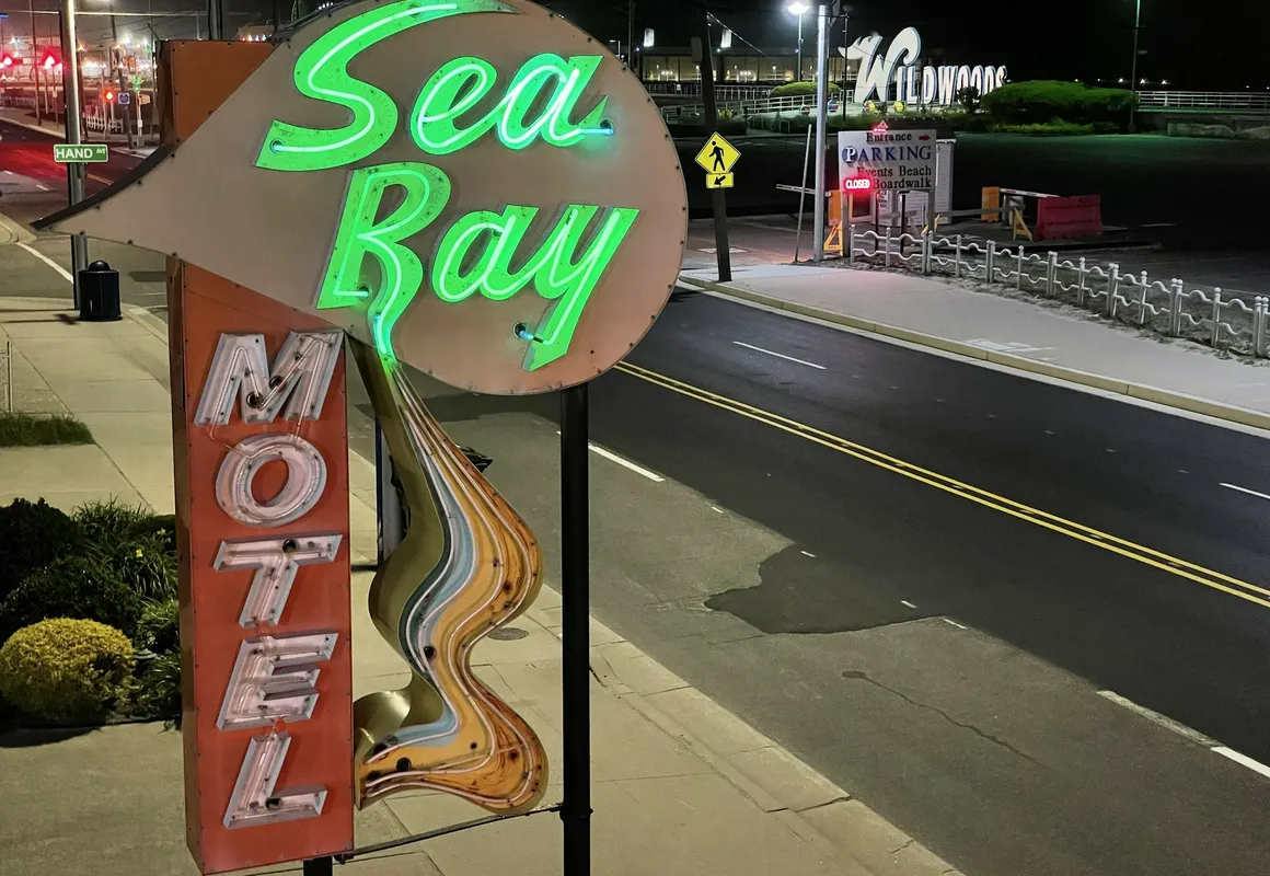 Searay Motel hotel hero