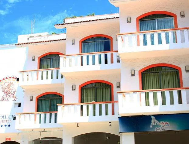 "5TH AVENUE" Beach Balance, "1 block to the beach" "by BFH" hotel detail image 1