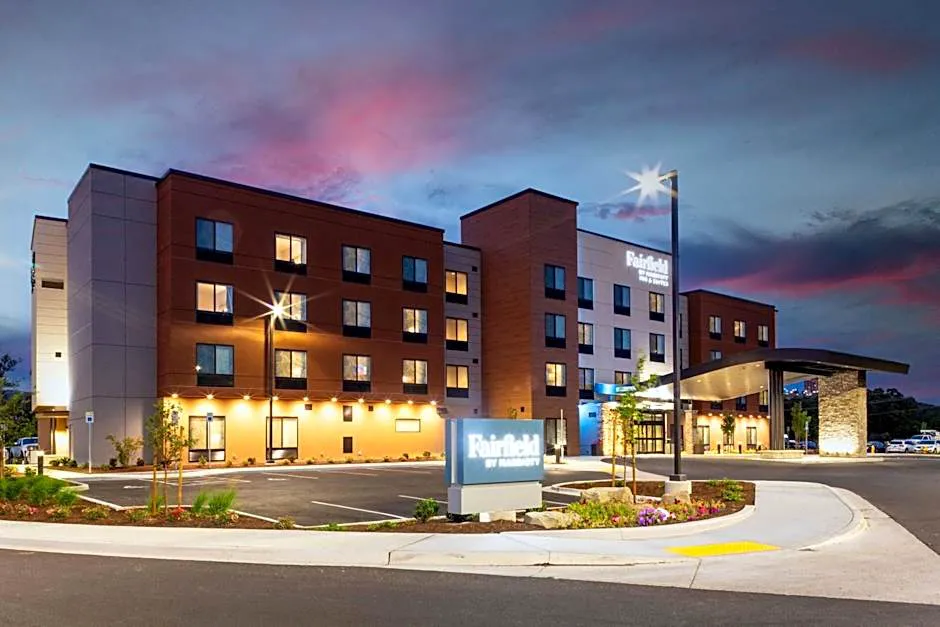 Fairfield Inn & Suites by Marriott Medford hotel hero