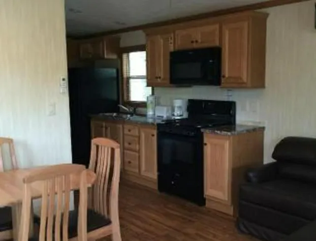 Circle M Camping Resort Screened Park Model hotel detail image 4