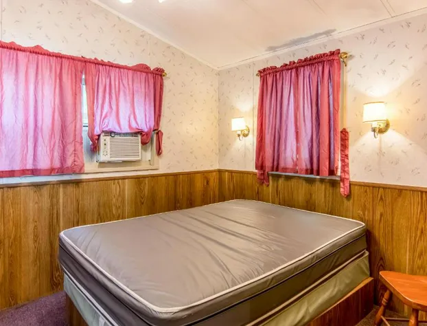 Williamsburg Camping Resort Wheelchair Accessible Park Model 7 hotel detail image 4