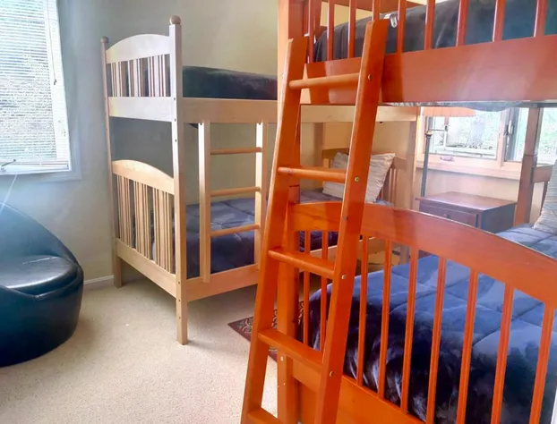 G2 Sunny and homey Fairway Village Townhome right on the Omni Mount Washington Hotel golf course hotel detail image 4