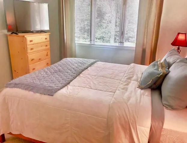 G2 Sunny and homey Fairway Village Townhome right on the Omni Mount Washington Hotel golf course hotel detail image 4