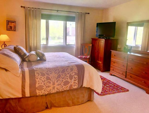 G2 Sunny and homey Fairway Village Townhome right on the Omni Mount Washington Hotel golf course hotel detail image 2