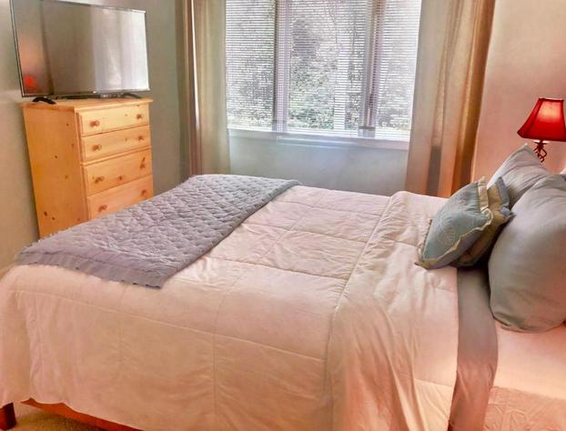 G2 Sunny and homey Fairway Village Townhome right on the Omni Mount Washington Hotel golf course hotel detail image 3