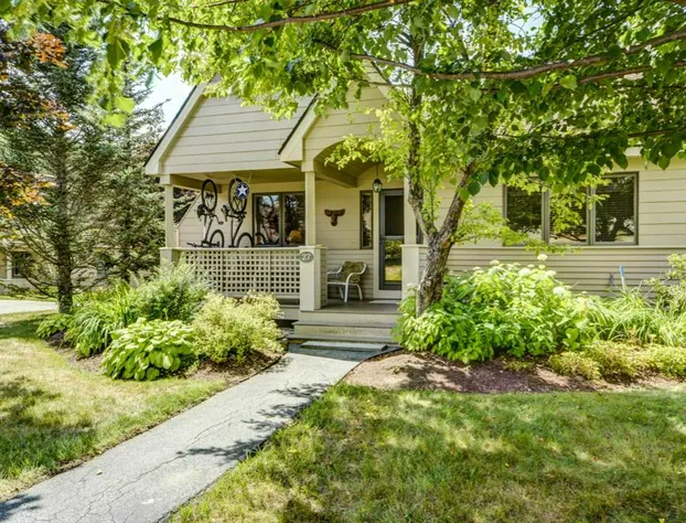 F8 Luxurious Mt Washington Hotel golf course home Wifi cable air conditioning hotel detail image 1