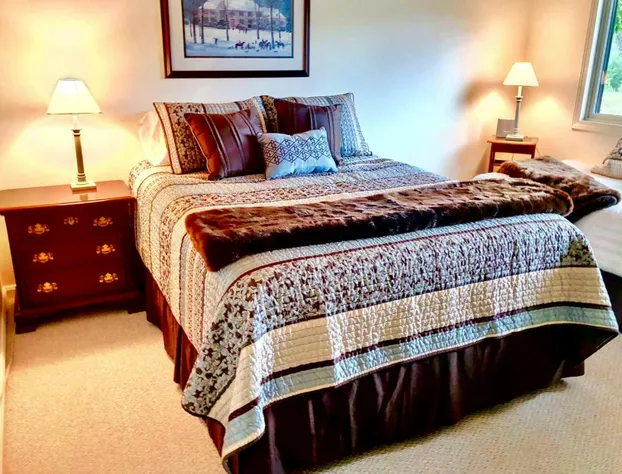 G4 Modern home with AC within walking distance of golf course and Mt Washington Hotel hotel detail image 2