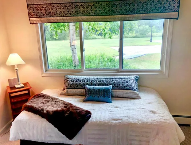 G4 Modern home with AC within walking distance of golf course and Mt Washington Hotel hotel detail image 3