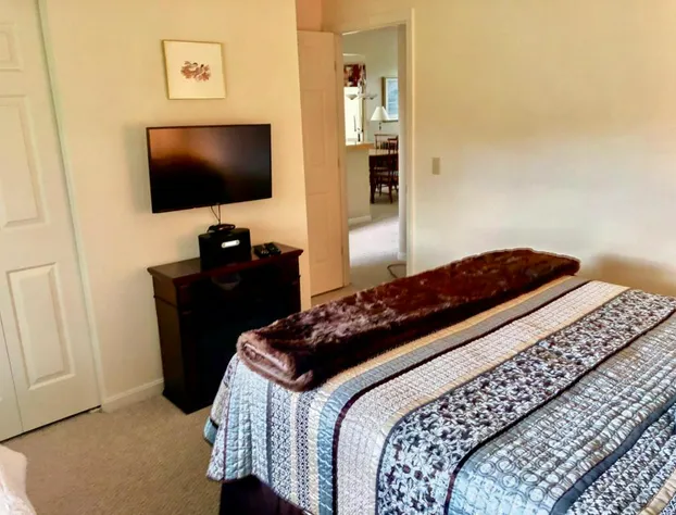 G4 Modern home with AC within walking distance of golf course and Mt Washington Hotel hotel detail image 4