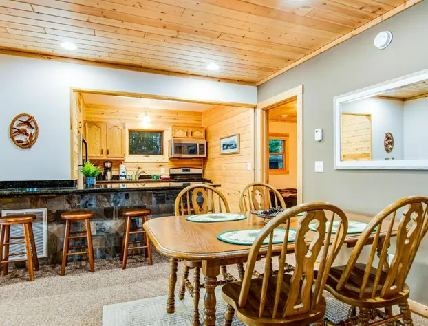 Cedar Cabin on Plum Lake hotel detail image 4