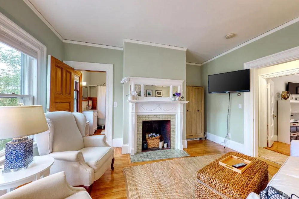 Commander's Cabin hotel hero