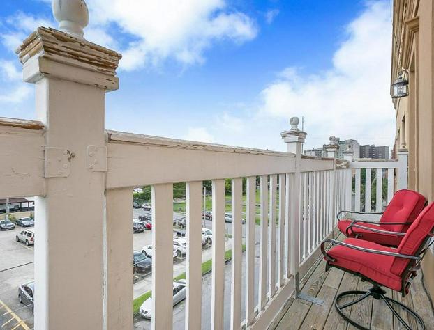 Stylish 4BR condo in Downtown by Hosteeva hotel detail image 2