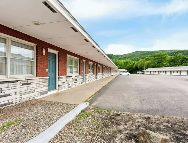 Quality Inn & Suites Gorham Riverside hotel detail image 2