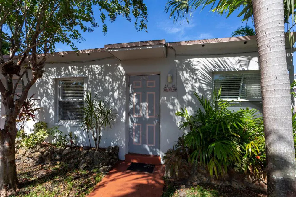 Richards Motel Courtyard hotel hero