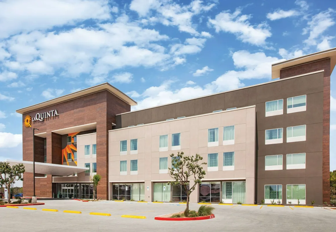 La Quinta Inn & Suites by Wyndham Bardstown hotel hero