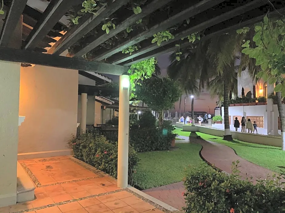 HAB PTa B ÁREA DE VILLAS DENTRO DEL HOTEL Junto al Krystal EN IXTAPA WIFI 2A 1M Con playa hotel hero