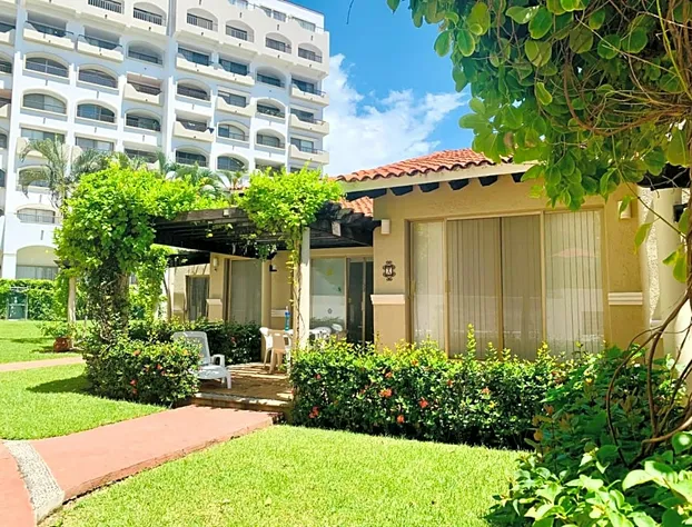 HAB PTa B ÁREA DE VILLAS DENTRO DEL HOTEL Junto al Krystal EN IXTAPA WIFI 2A 1M Con playa hotel detail image 1