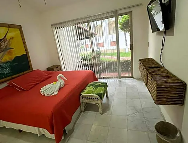 HAB PTa B ÁREA DE VILLAS DENTRO DEL HOTEL Junto al Krystal EN IXTAPA WIFI 2A 1M Con playa hotel detail image 3