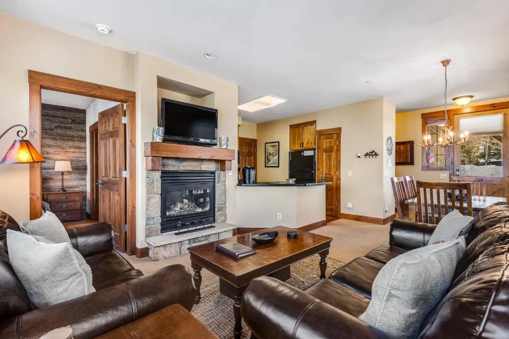 Kicking Horse Lodges 3-201 hotel hero