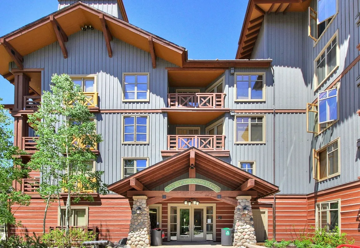 Modern Hotel Room in Center Village - TM225A by Redawning hotel hero