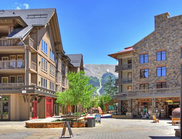 Modern Hotel Room in Center Village - TM225A by Redawning hotel detail image 2