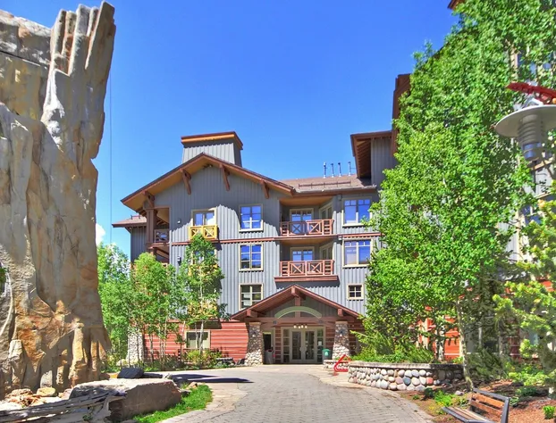 Modern Hotel Room in Center Village - TM225A by Redawning hotel detail image 3