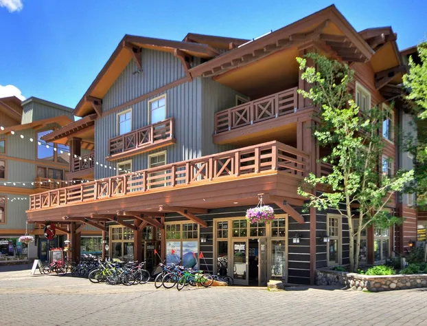 Modern Hotel Room in Center Village - TM225A by Redawning hotel detail image 4