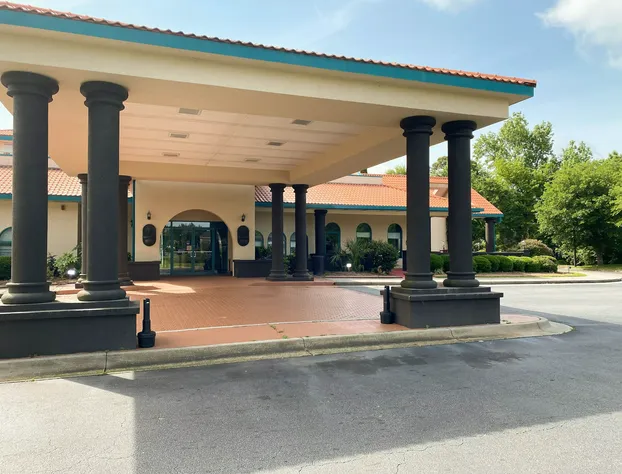 Motel 6 Savannah, GA- Gateway & I-95 hotel detail image 1