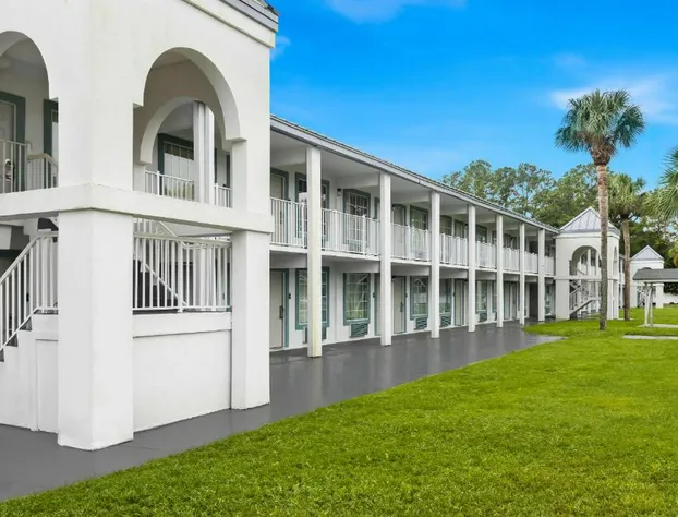 Suburban Studios Brunswick I-95 hotel detail image 2