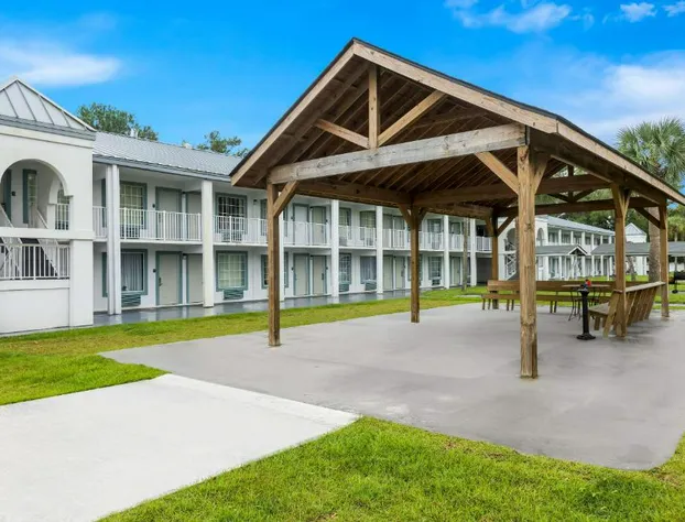 Suburban Studios Brunswick I-95 hotel detail image 3