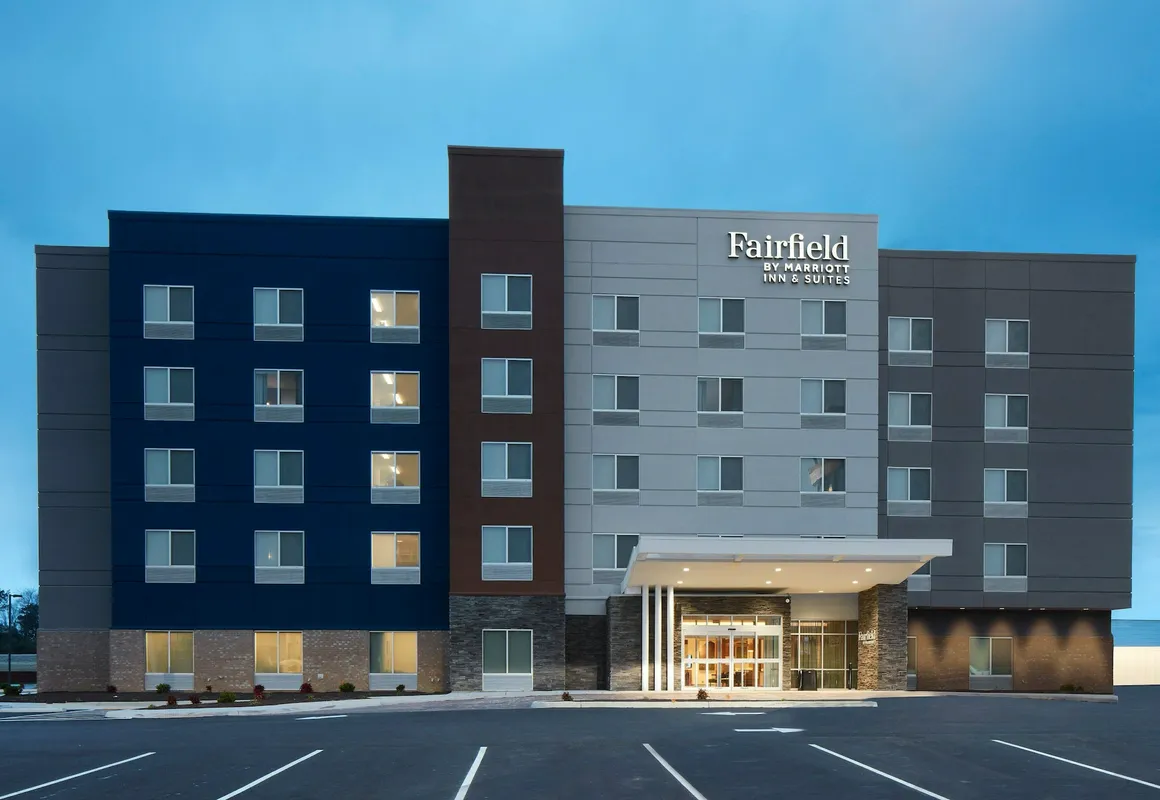 Fairfield Inn & Suites by Marriott Stony Creek hotel hero