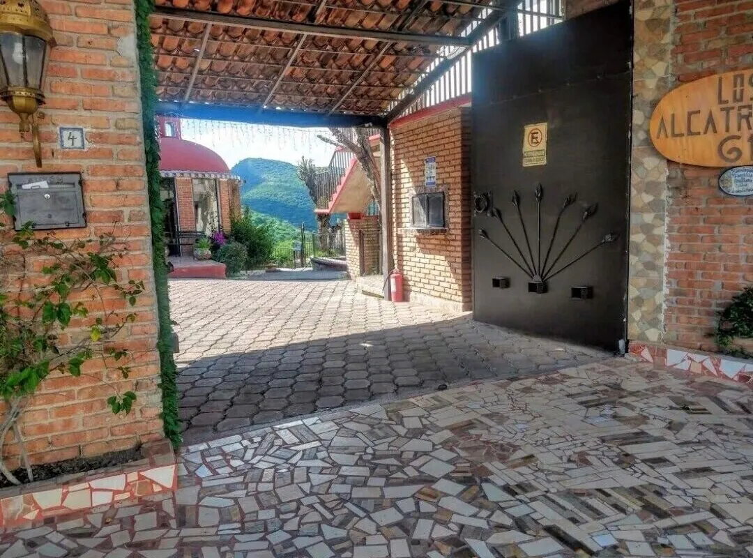 Los Alcatraces hotel hero