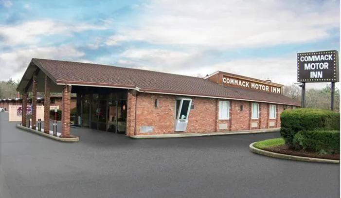 Commack Inn hotel hero