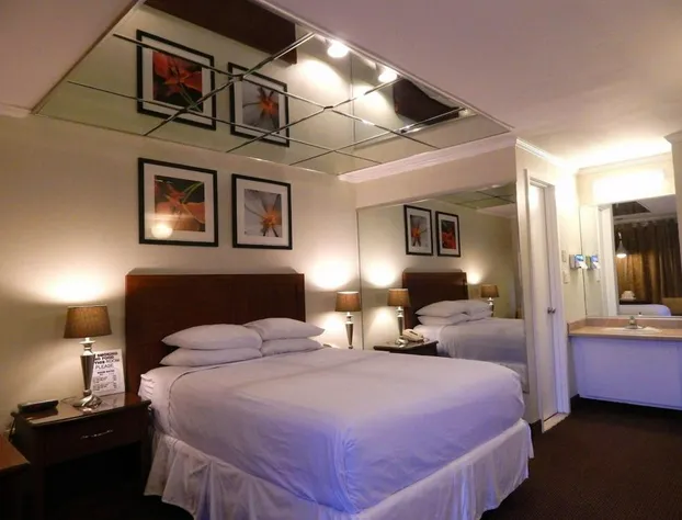 Commack Inn hotel detail image 4