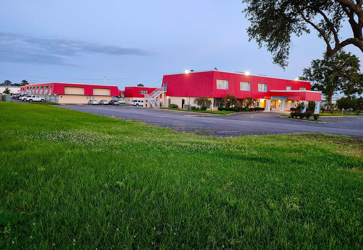 Clover Inn & Suites hotel hero