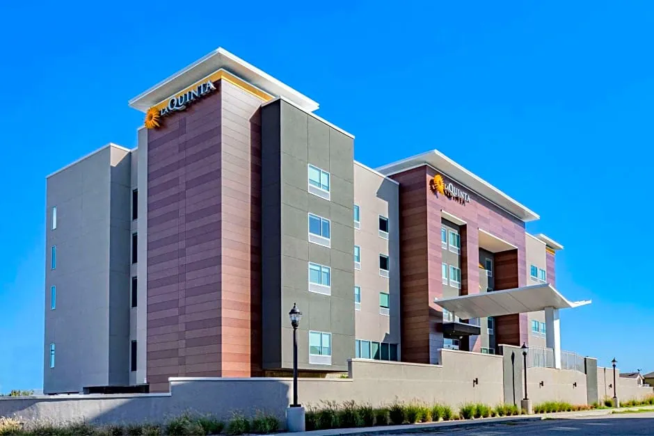 La Quinta Inn & Suites by Wyndham Galveston North at I-45 hotel hero