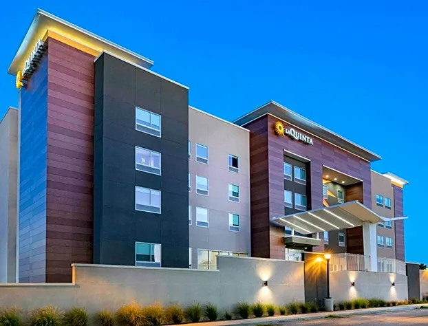 La Quinta Inn & Suites by Wyndham Galveston North at I-45 hotel detail image 2