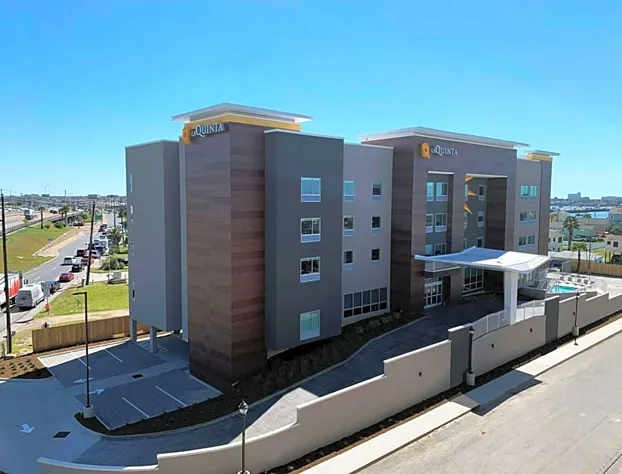 La Quinta Inn & Suites by Wyndham Galveston North at I-45 hotel detail image 3
