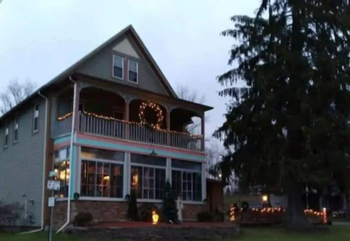 Moonshadow inn hotel hero